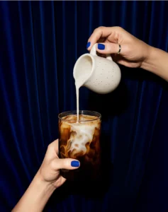 06-heads-company-design-agency-galychyna-barista-milk-pouring-process-latte-shot 